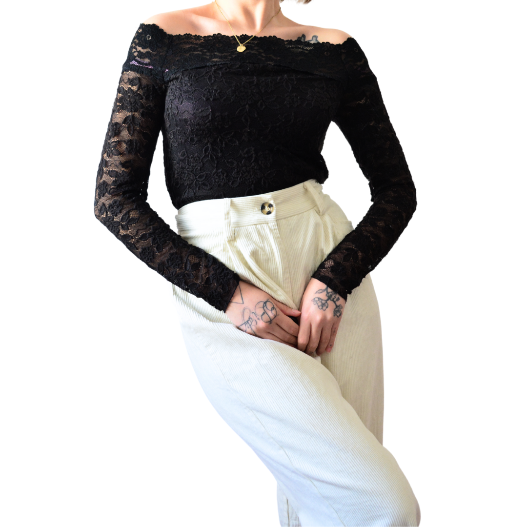 Blusa negra de encaje off shoulder