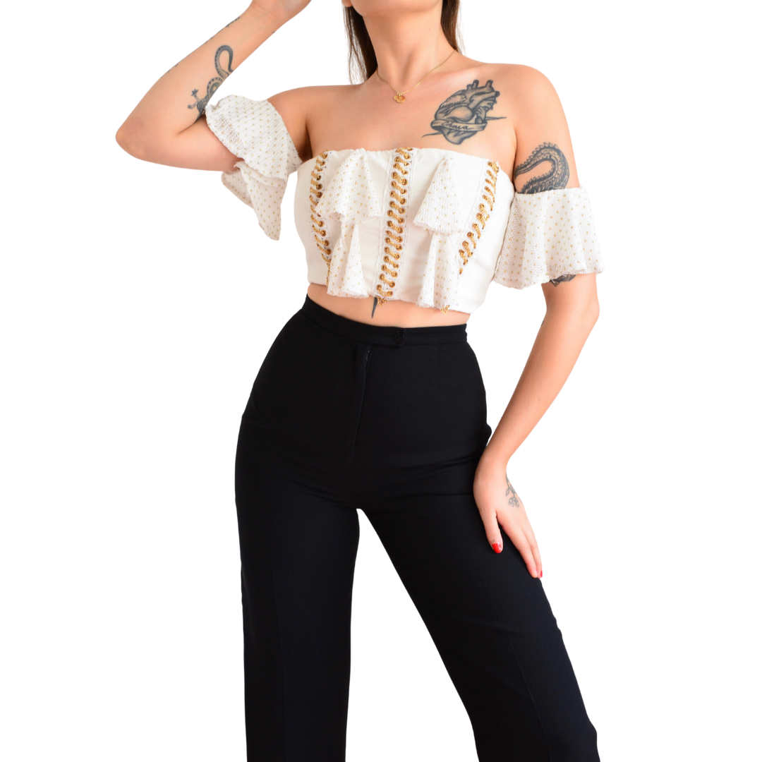 Top blanco con cadenas doradas y olanes
