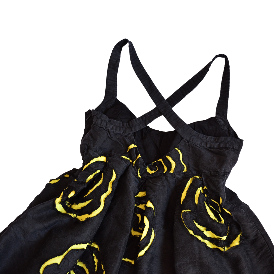Vestido de seda con rosas y escote cruzado