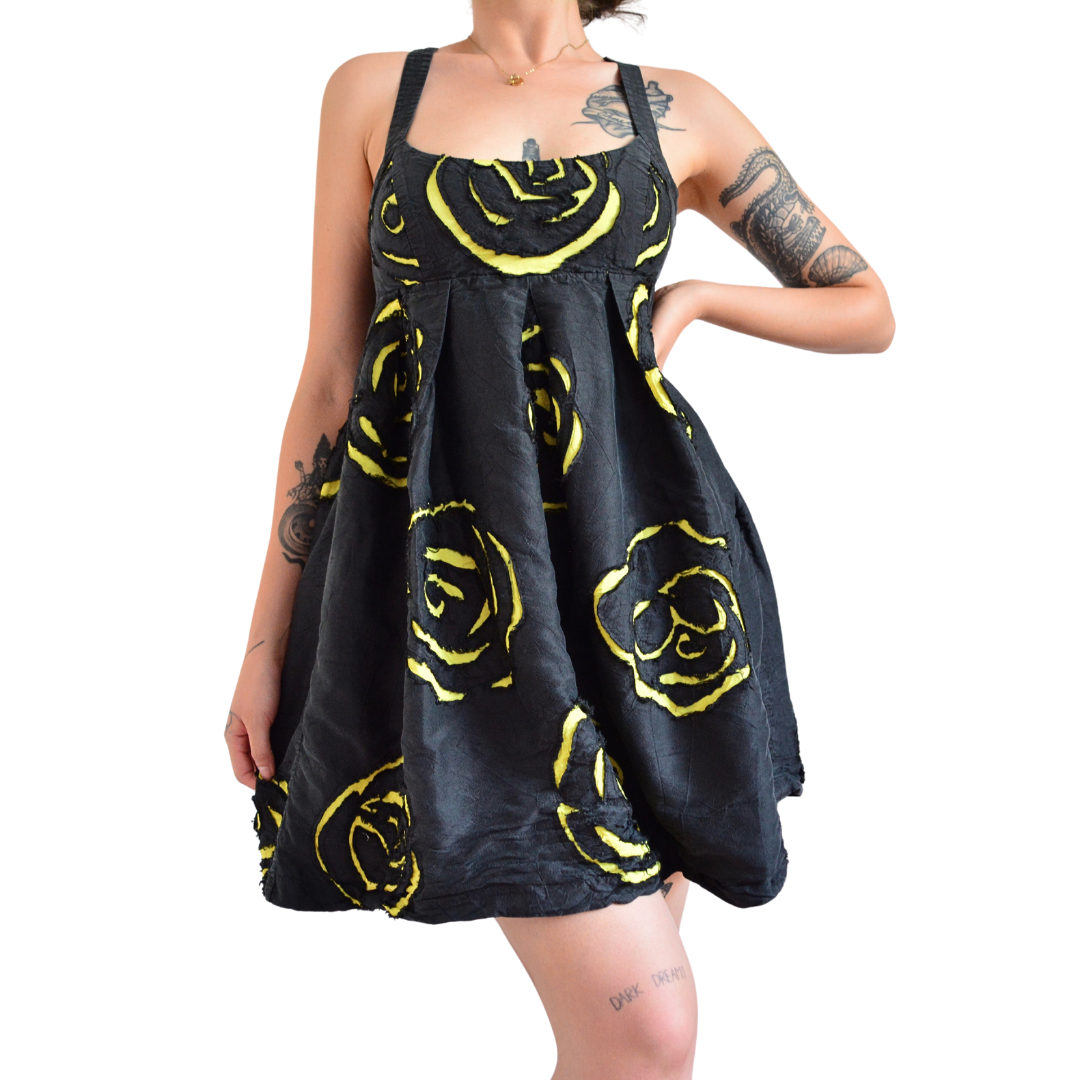 Vestido de seda con rosas y escote cruzado