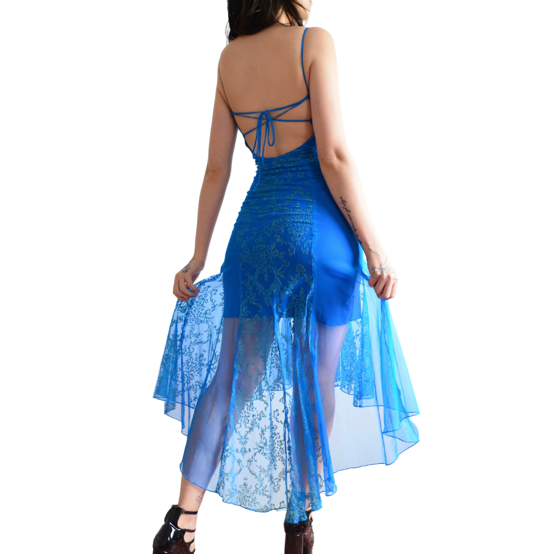 Vestido azul mesh con caída asimétrica