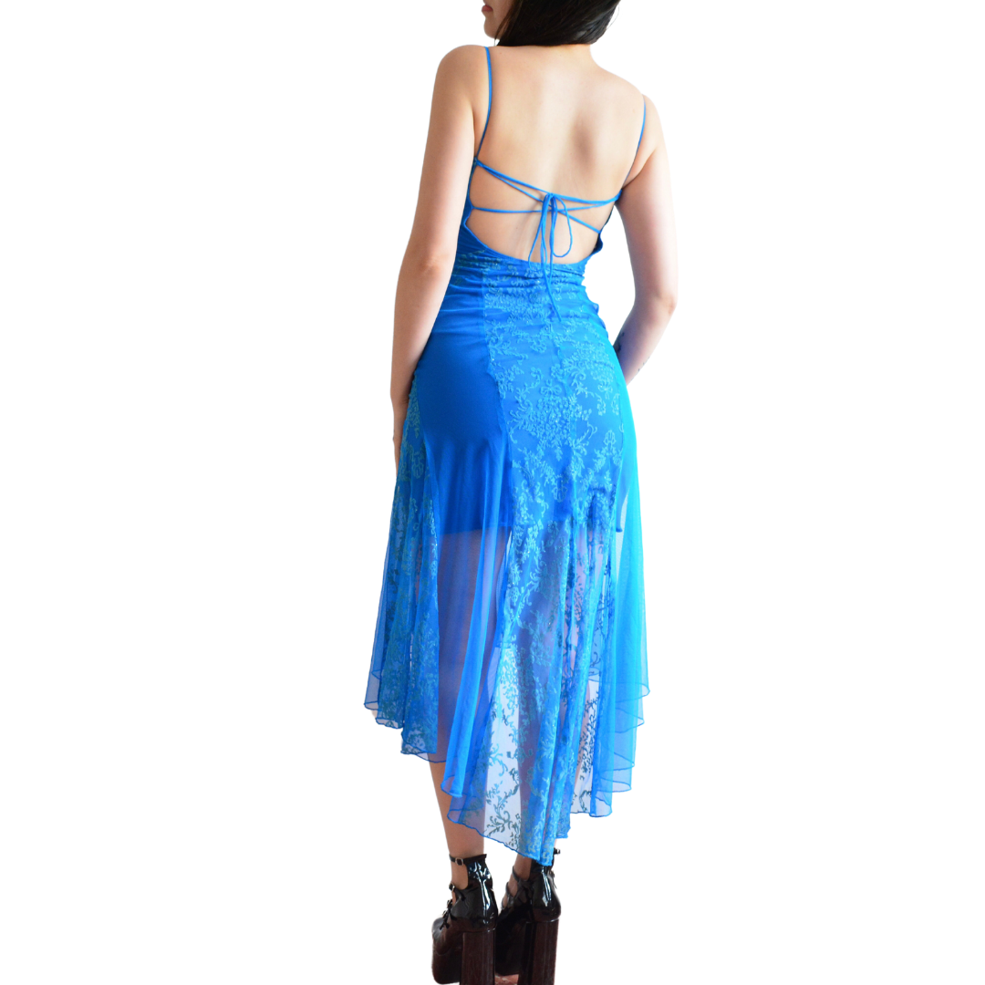Vestido azul mesh con caída asimétrica