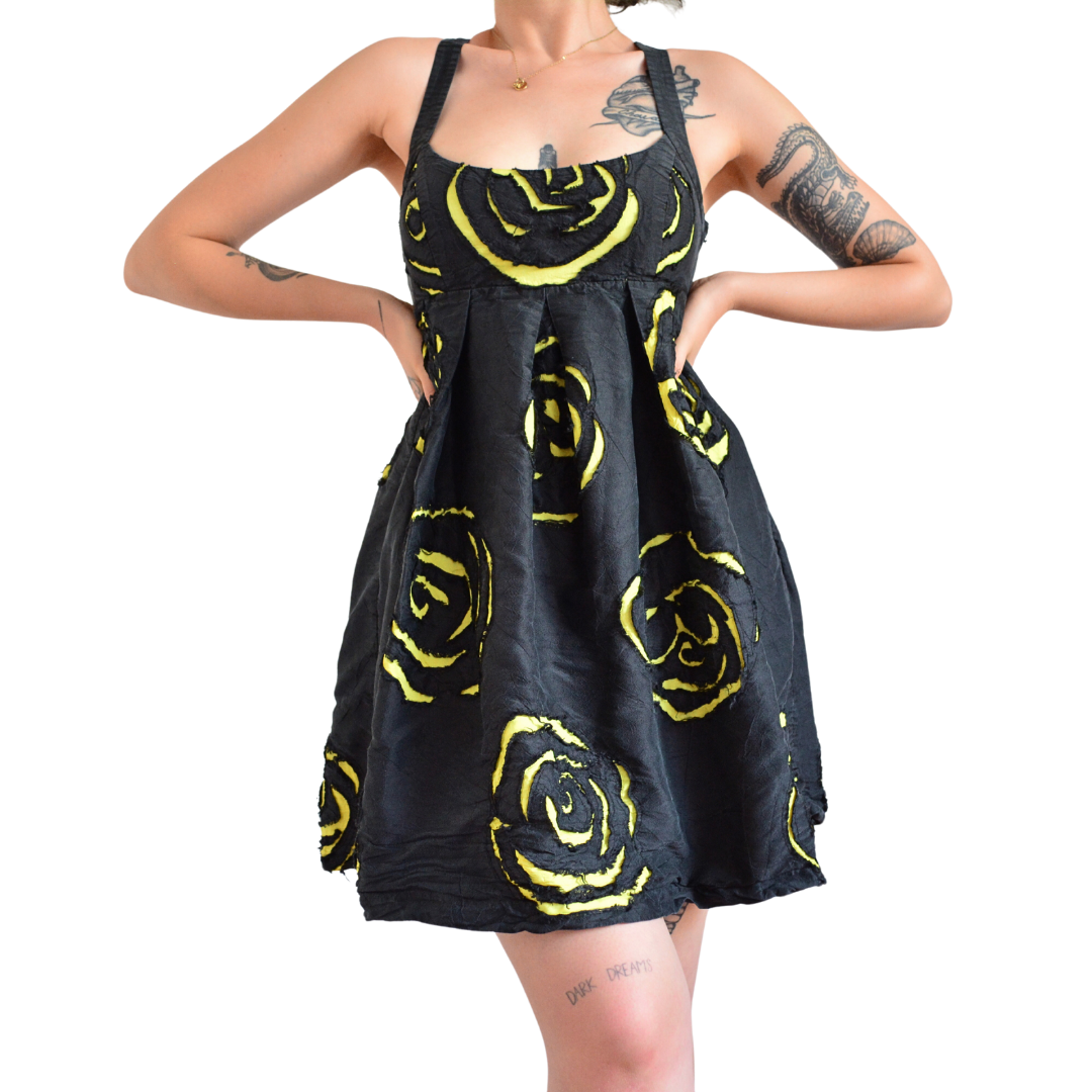 Vestido de seda con rosas y escote cruzado
