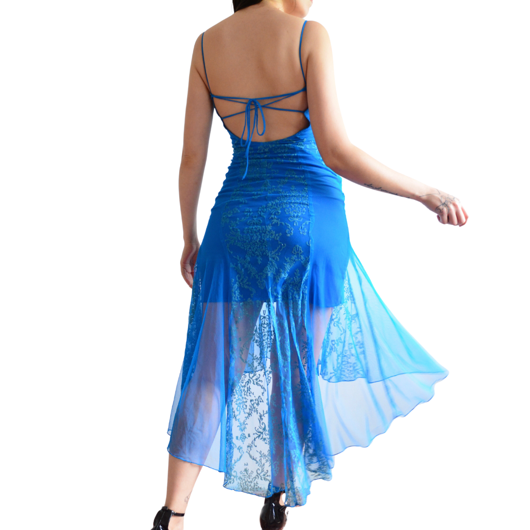 Vestido azul mesh con caída asimétrica