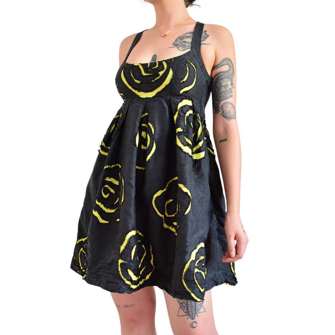 Vestido de seda con rosas y escote cruzado