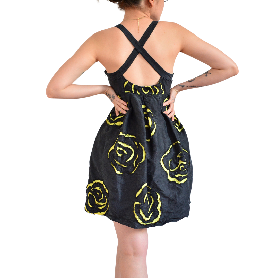 Vestido de seda con rosas y escote cruzado