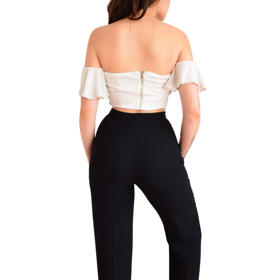 Top blanco con cadenas doradas y olanes
