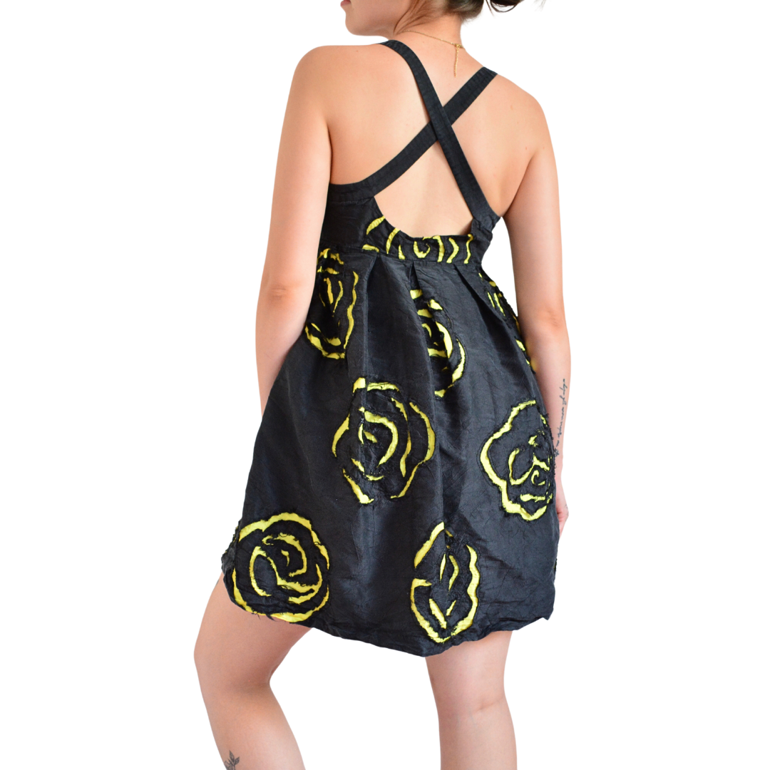 Vestido de seda con rosas y escote cruzado
