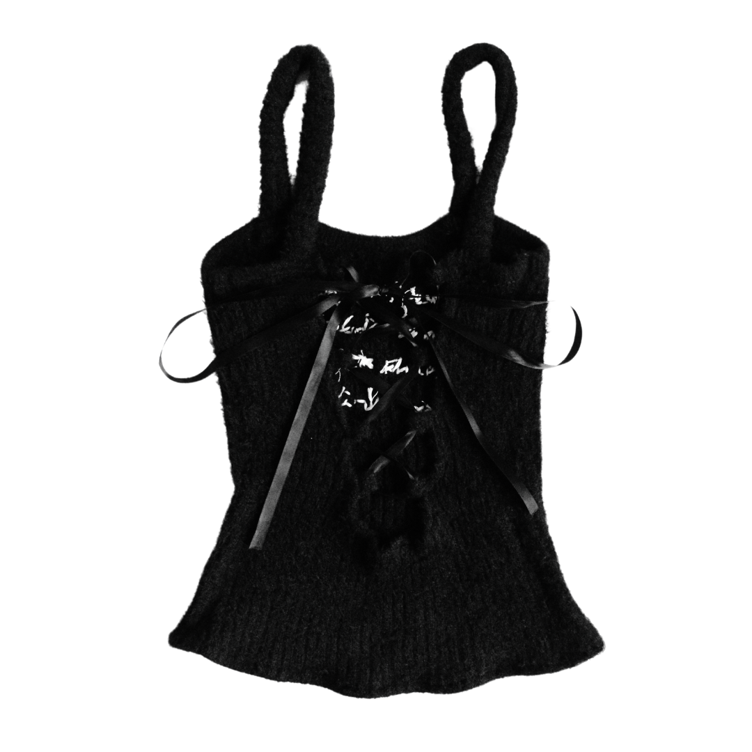 Blusa negra upcycling con frase Alejandra Pizarnik
