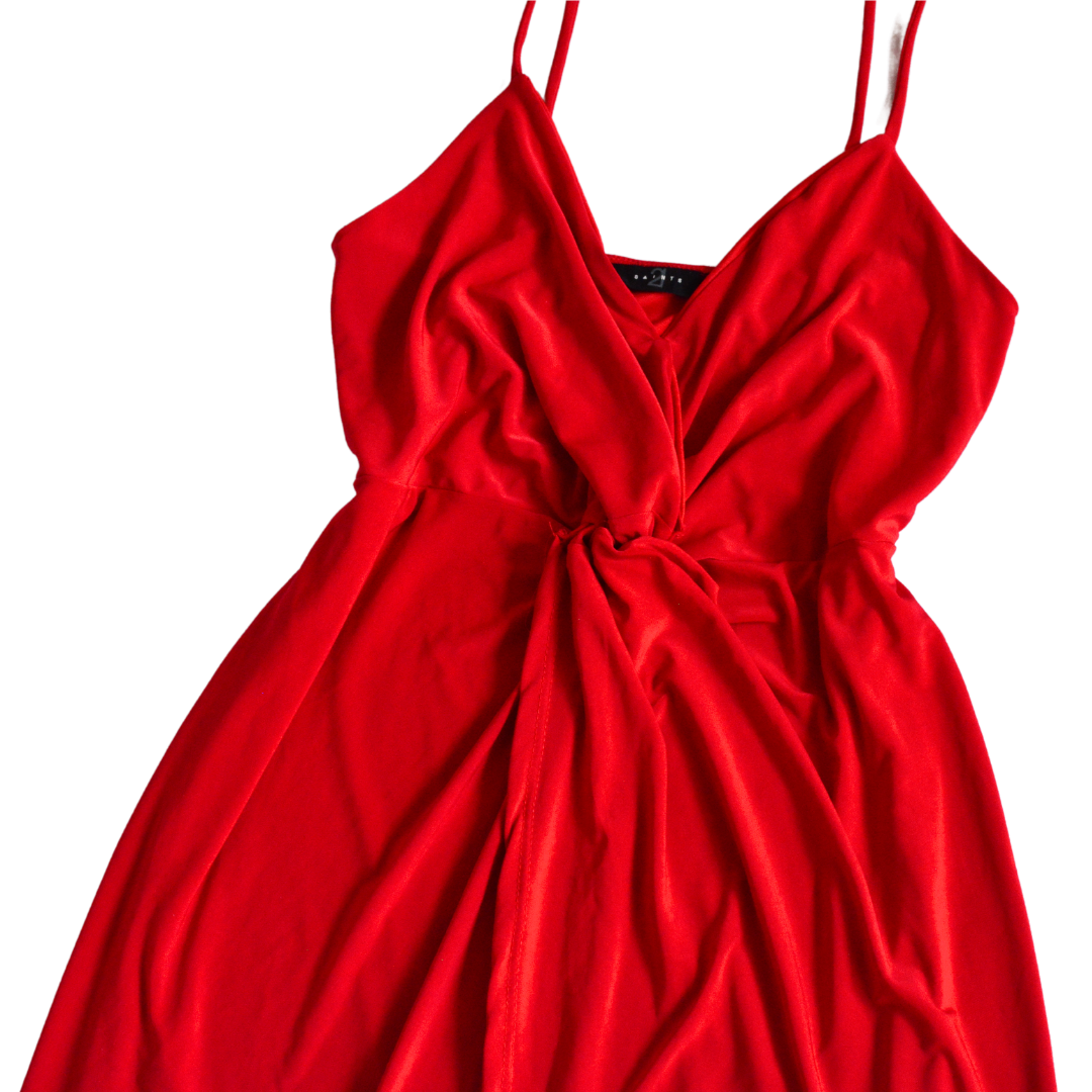 Vestido rojo con nudo y abertura