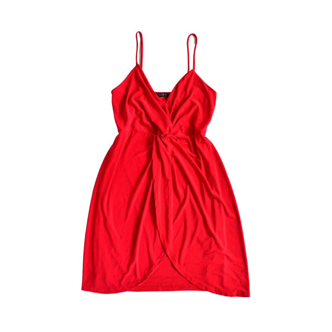 Vestido rojo con nudo y abertura