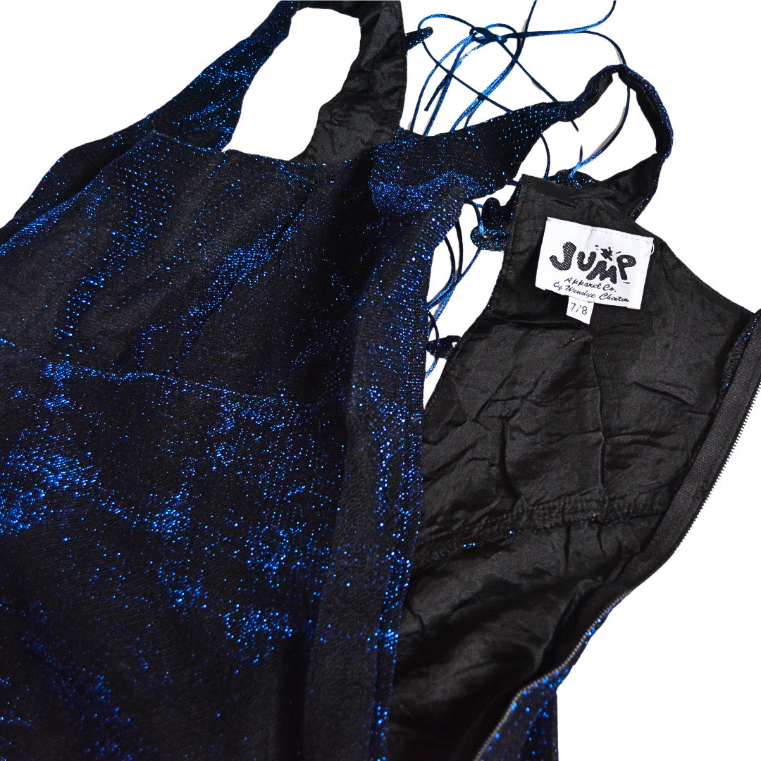 Vestido azul metálico con escote cruzado