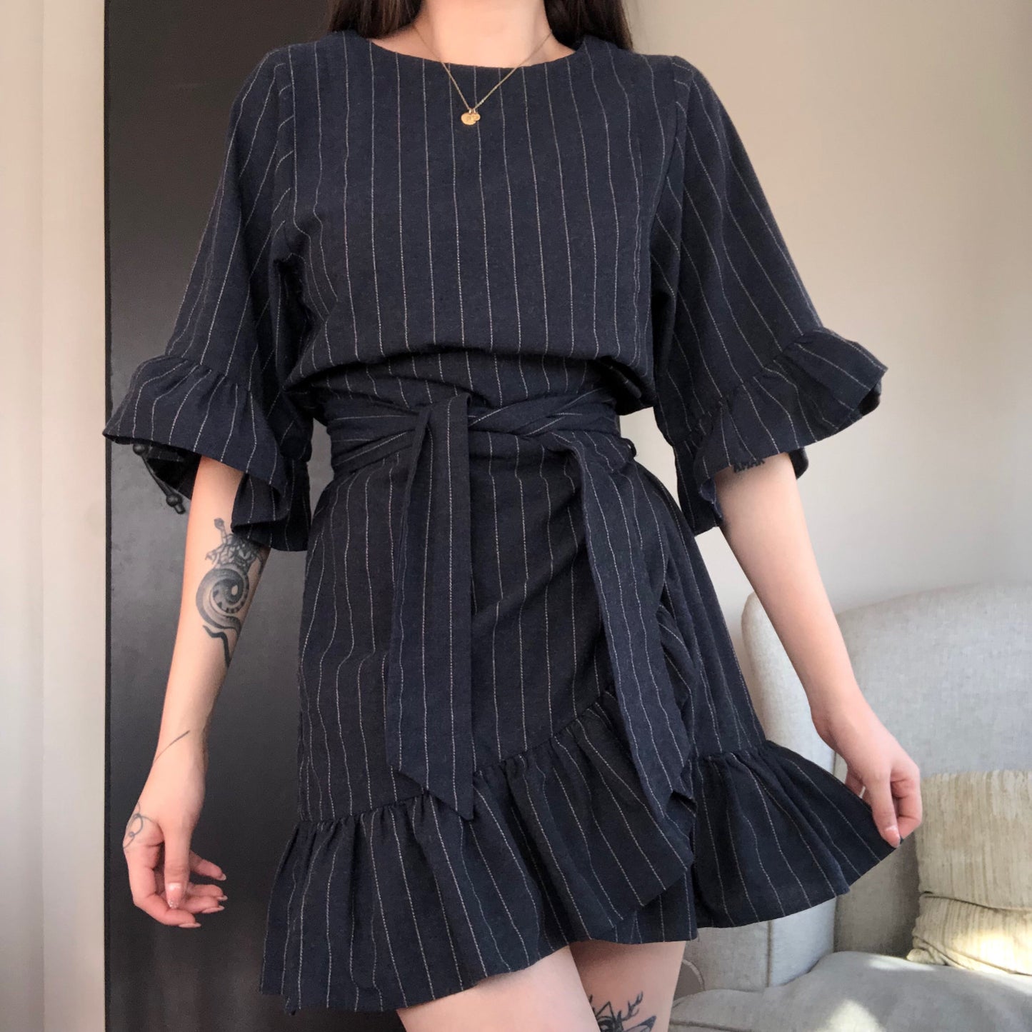 Vestido ruffles envolvente