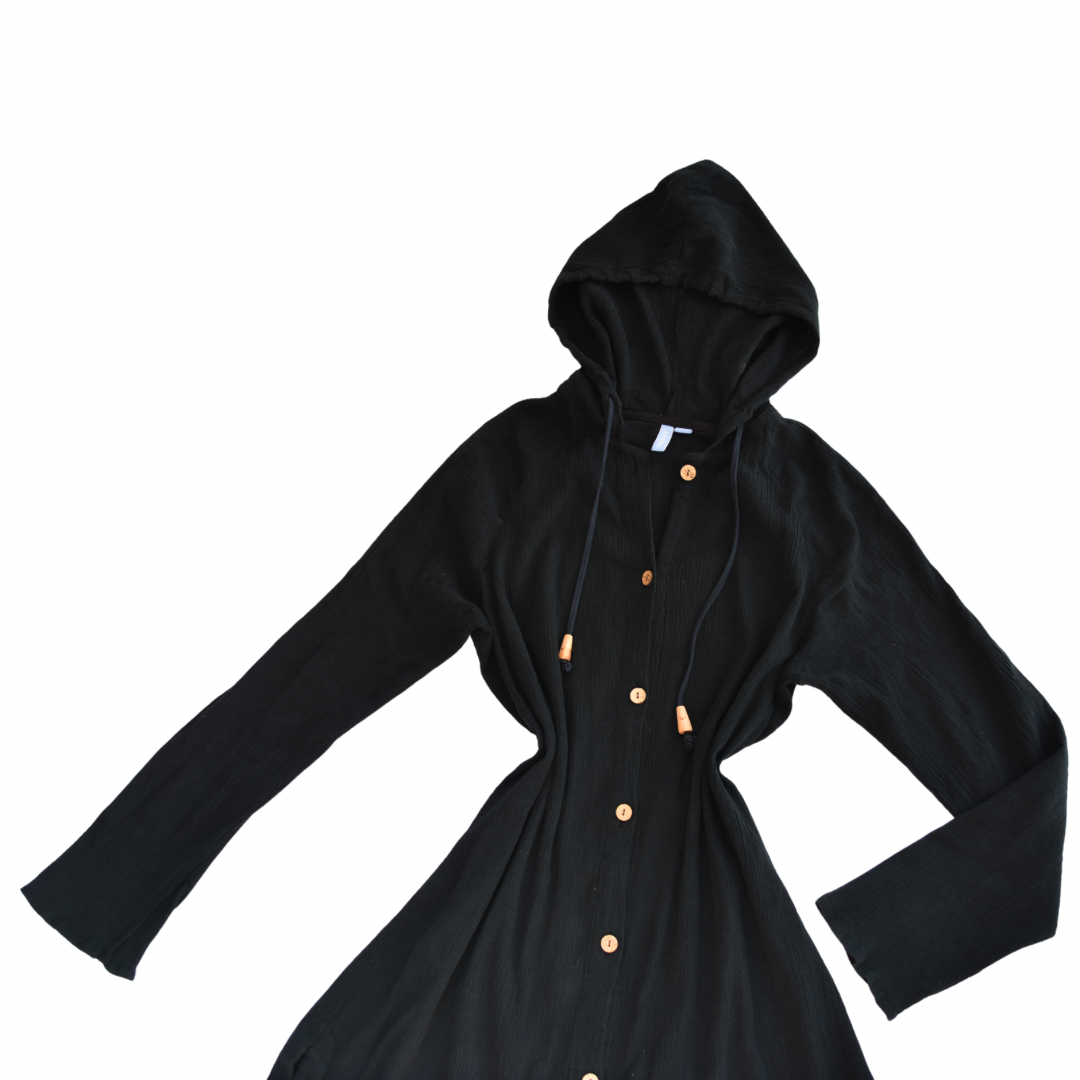 Vestido negro con capucha