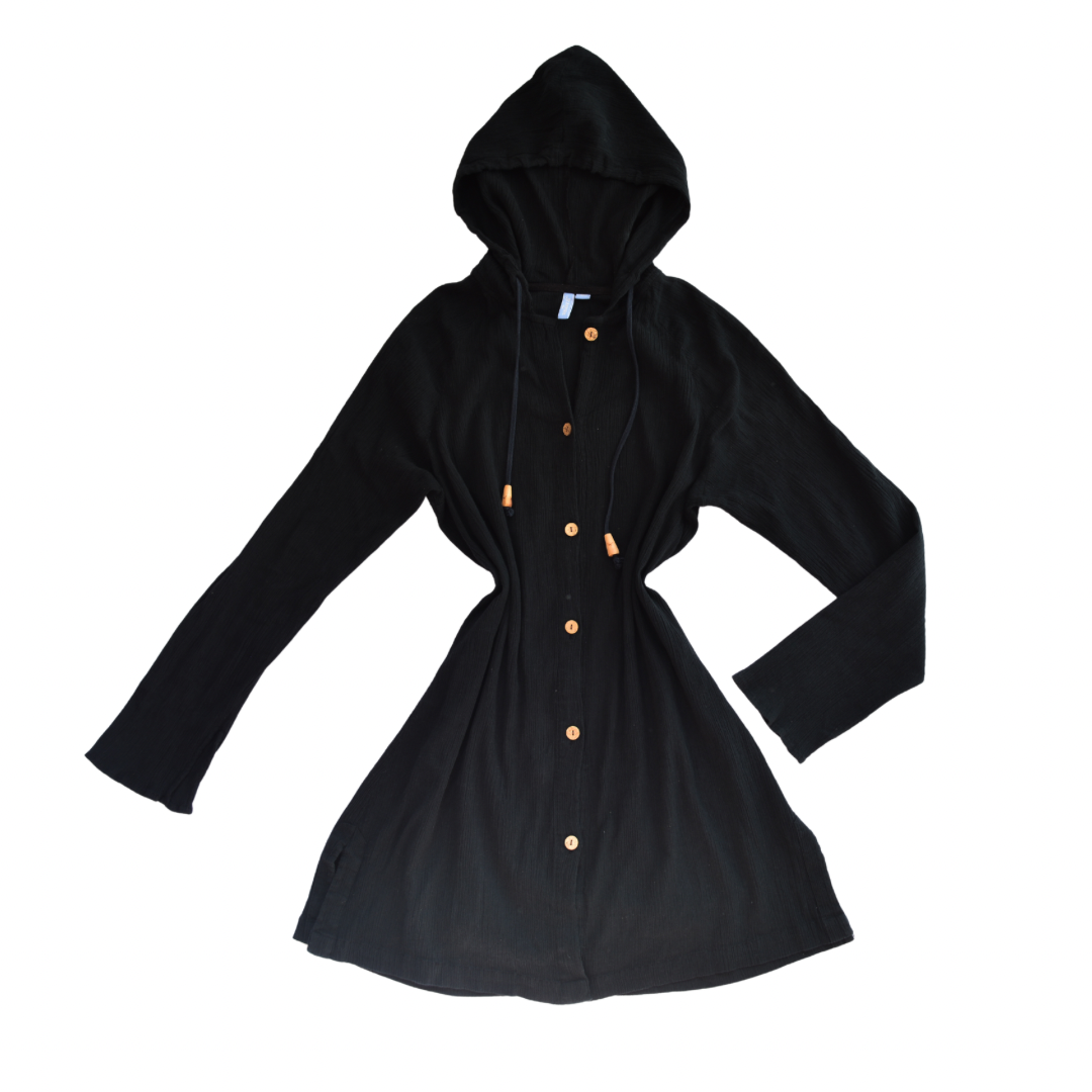 Vestido negro con capucha