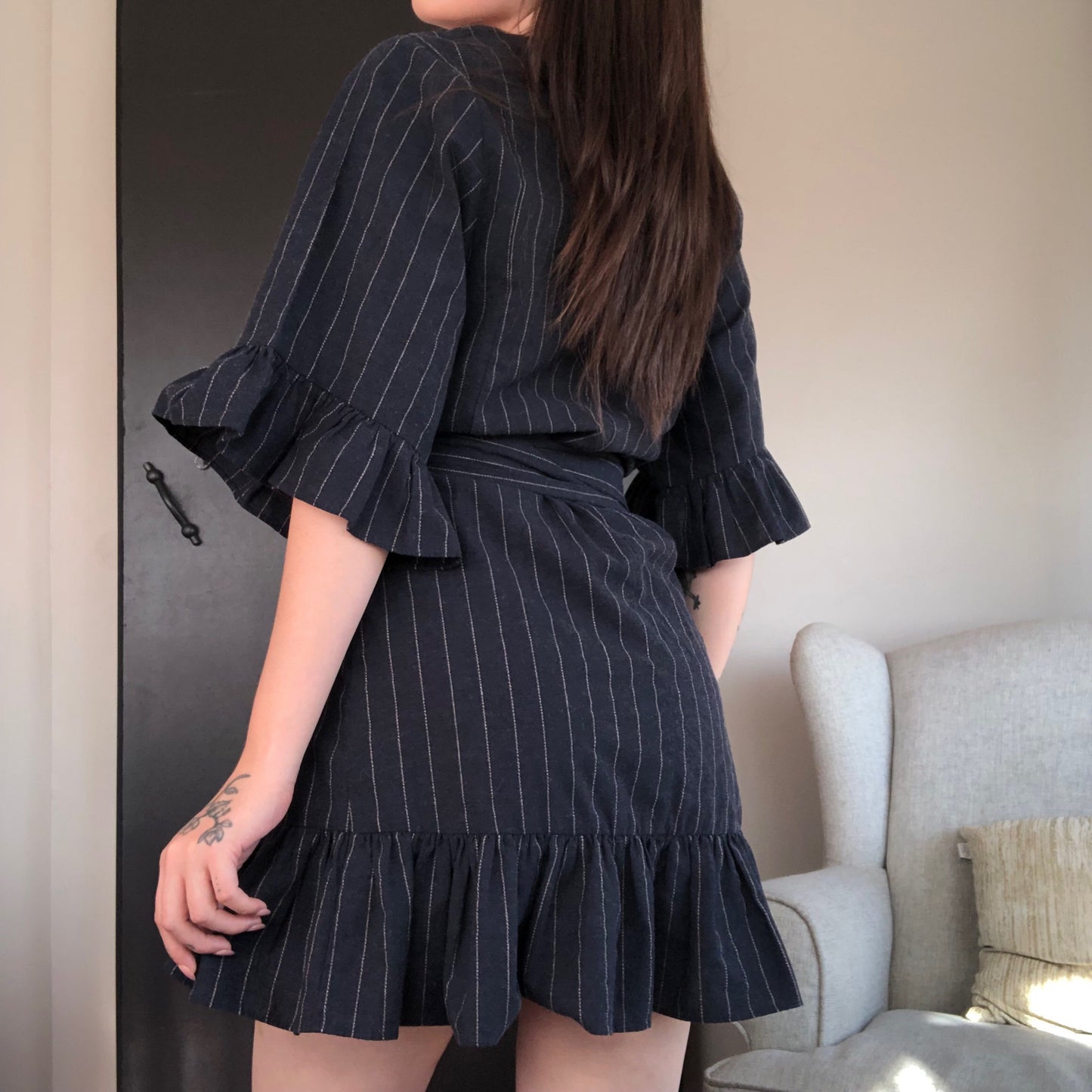 Vestido ruffles envolvente