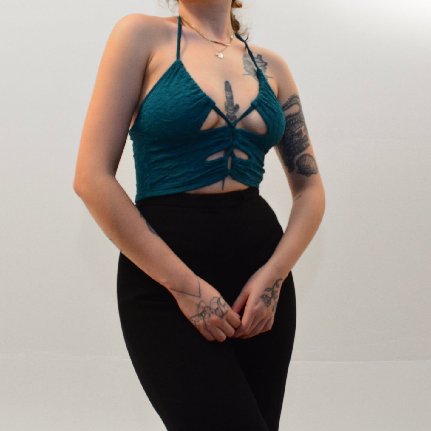 Top azul halter con aberturas