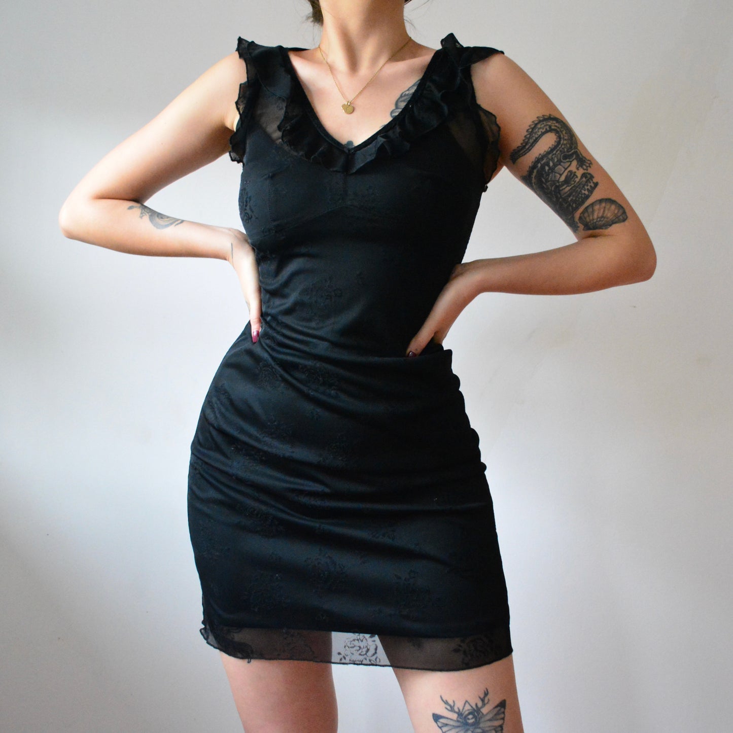 Vestido negro de gasa con terciopelo floral