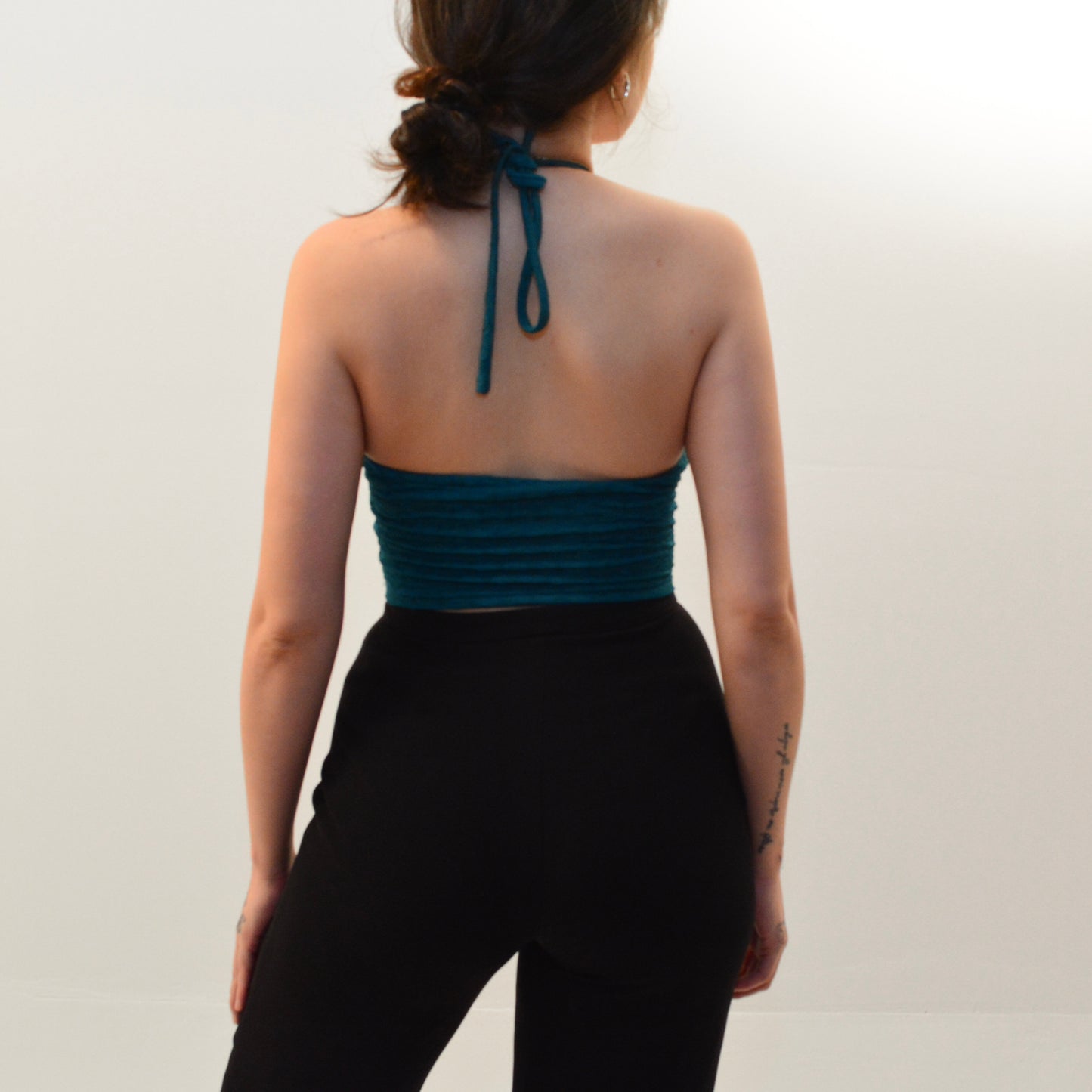 Top azul halter con aberturas