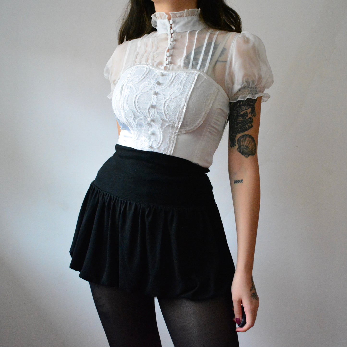 Blusa blanca victoriana cuello alto y encaje