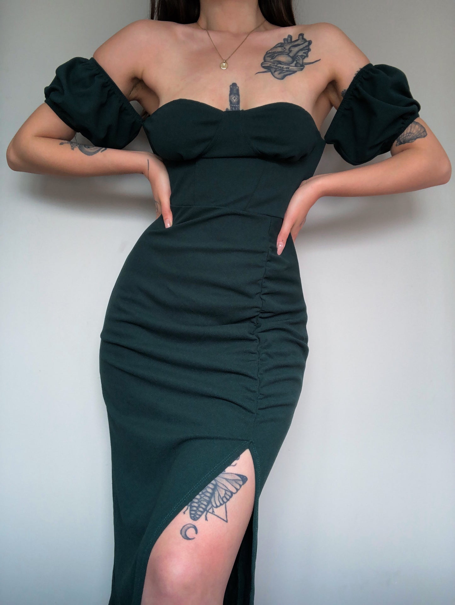 Vestido verde con abertura