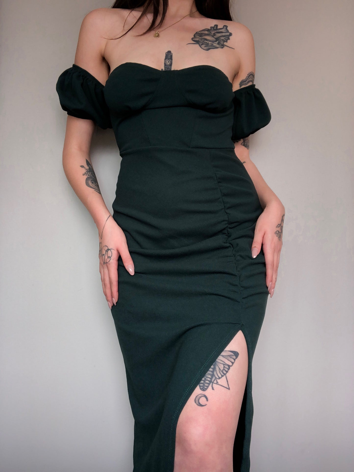 Vestido verde con abertura