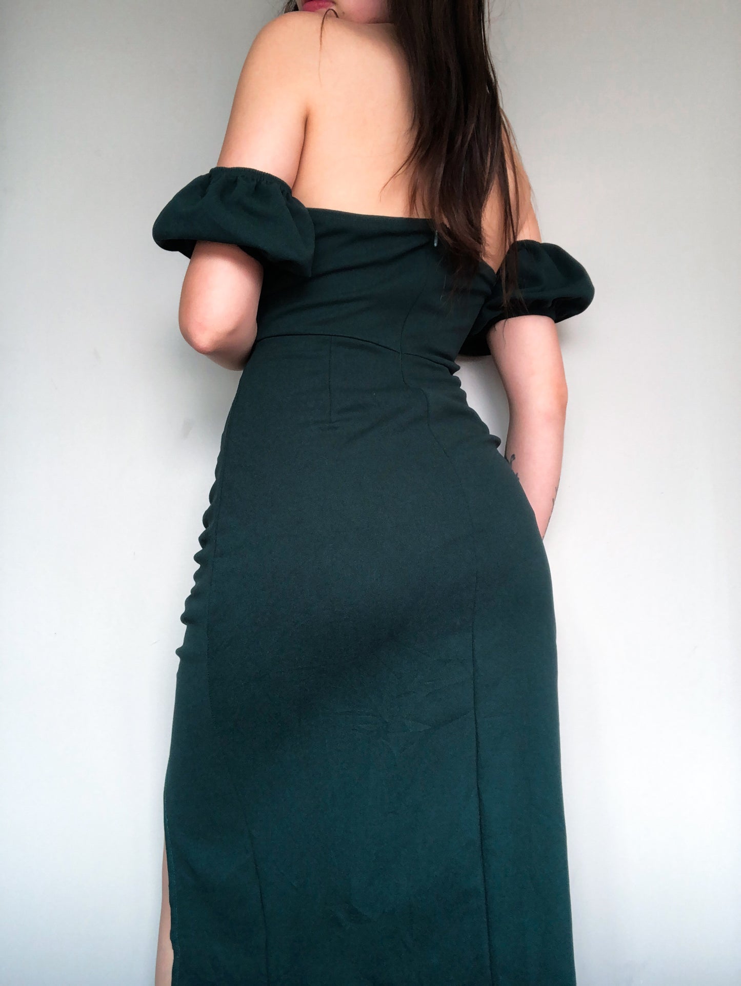 Vestido verde con abertura