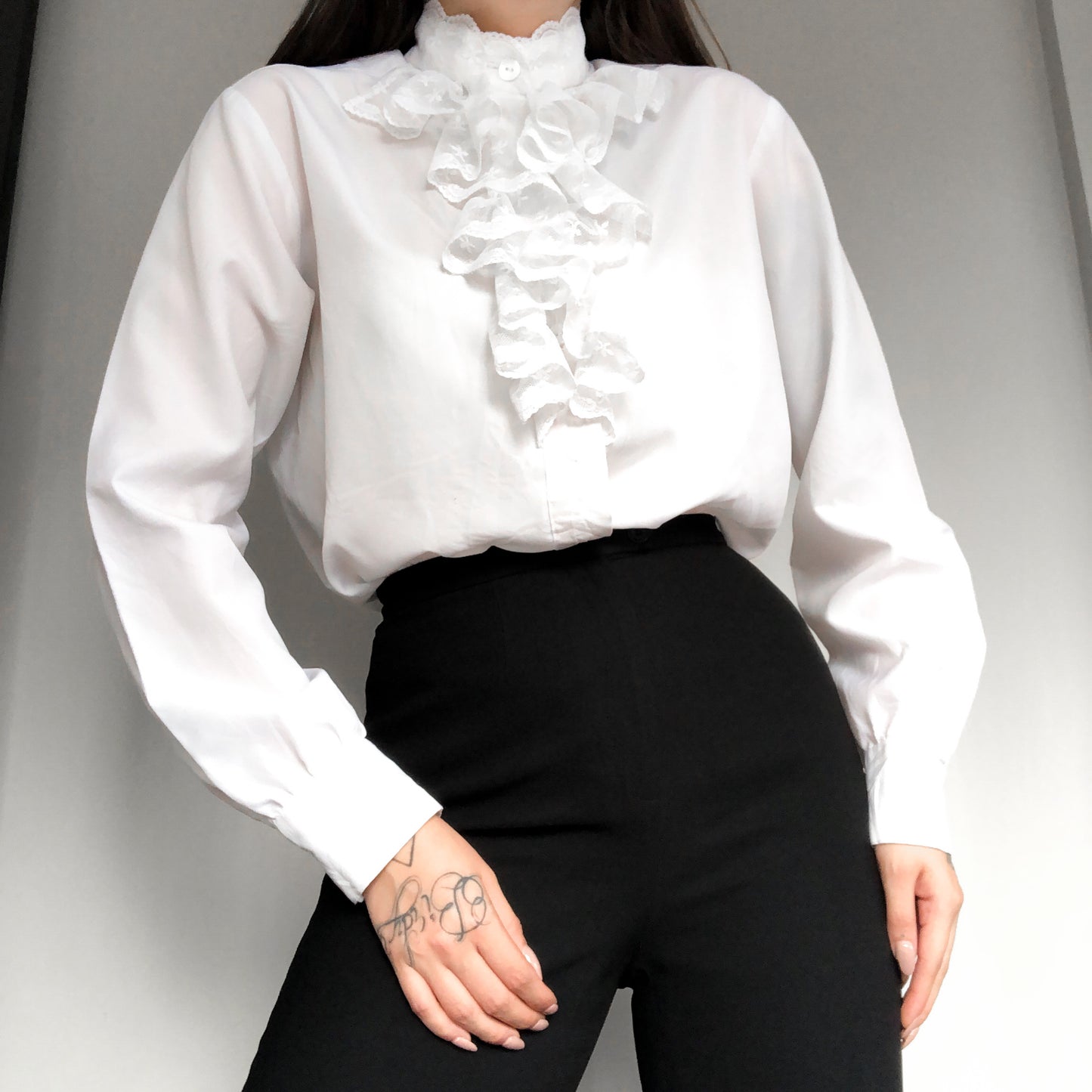 Blusa blanca victoriana ruffles y encaje