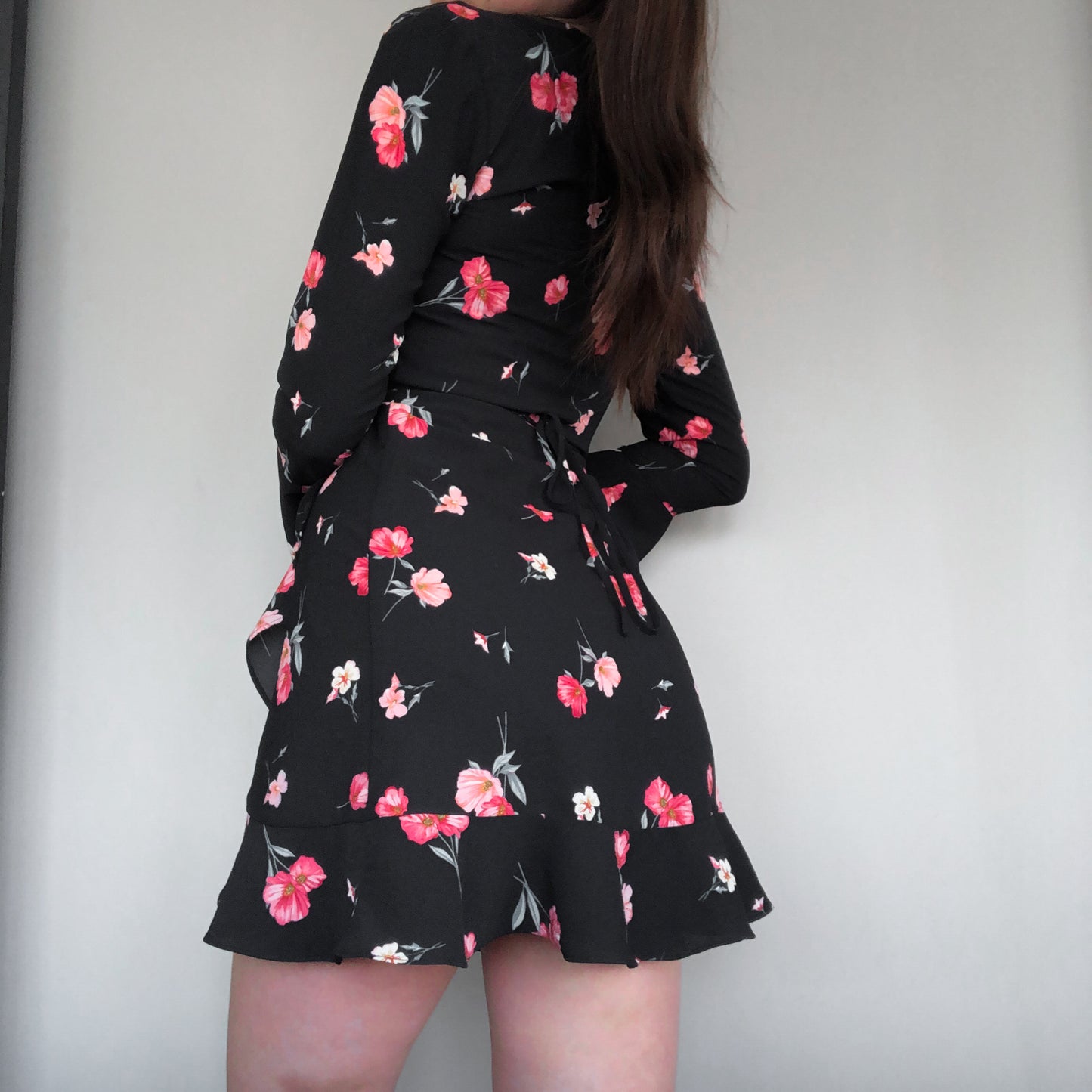 Vestido negro rosas envolvente