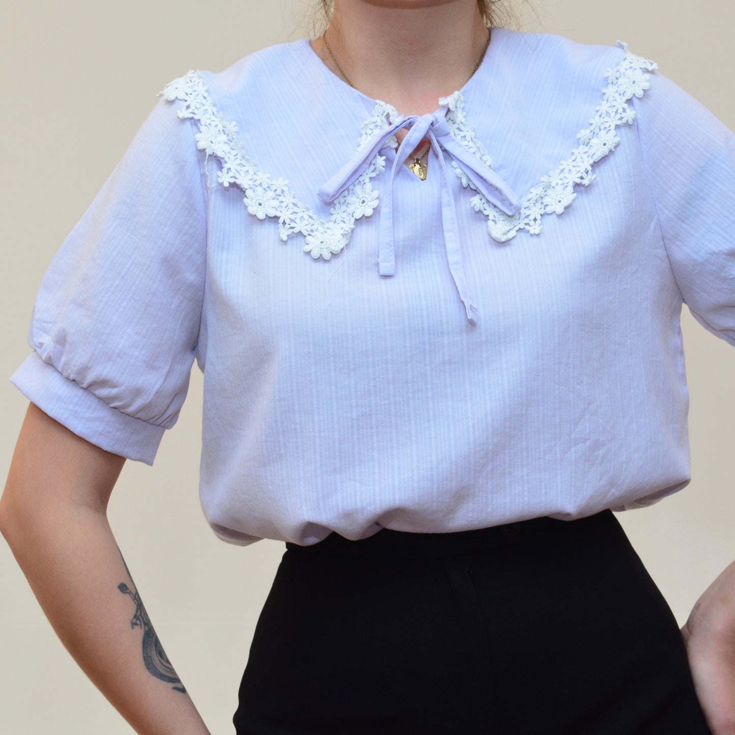 Blusa lila con cuellito bordado