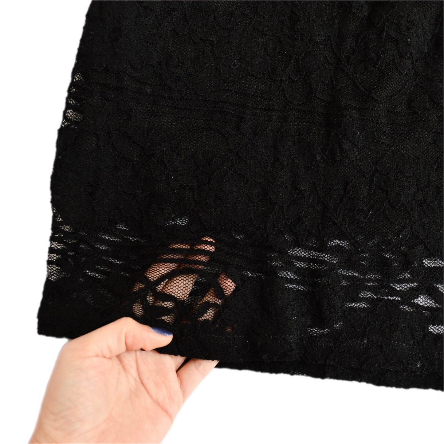 Vestido negro de encaje.