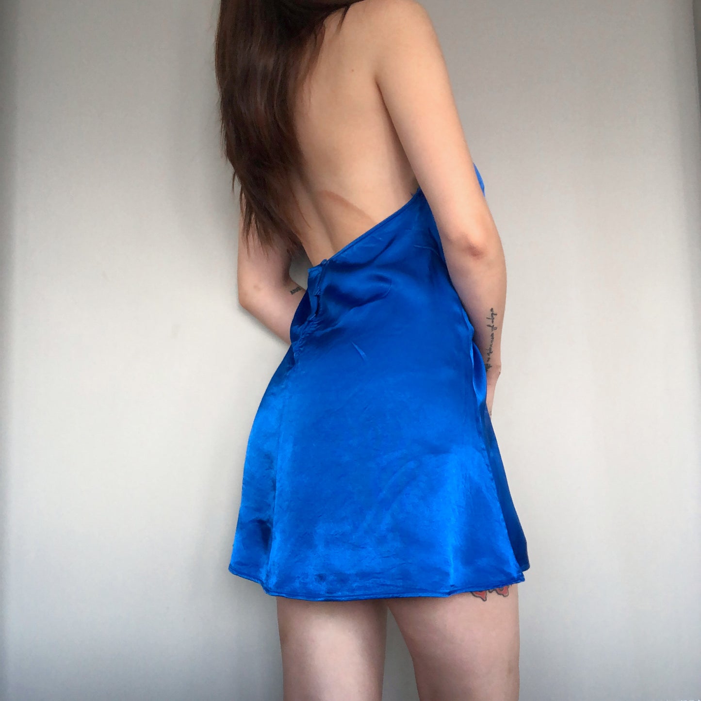 Vestido azul satinado escote