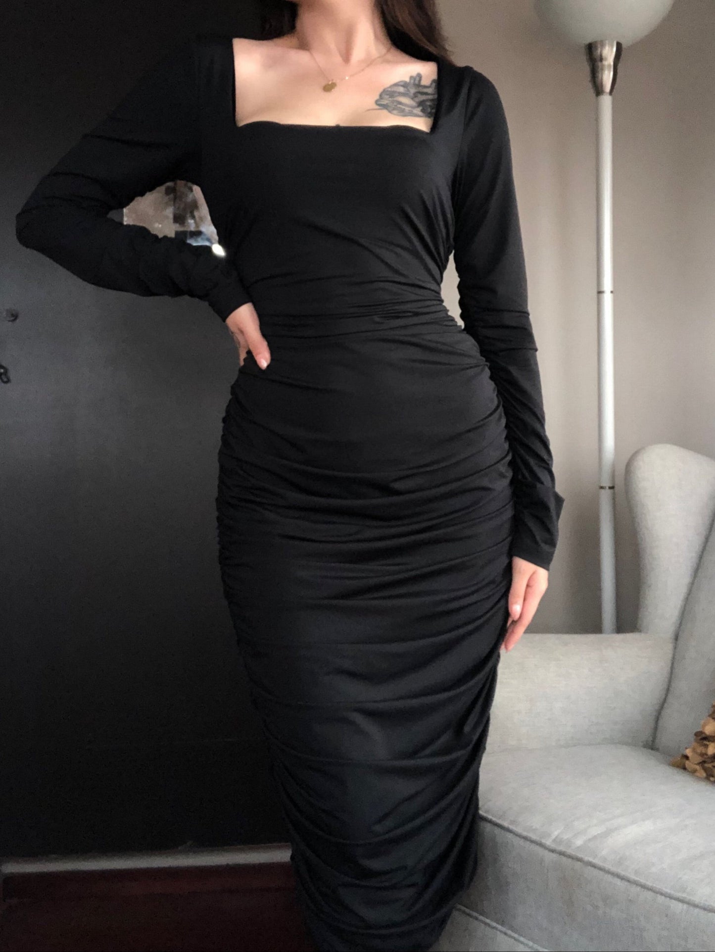 Vestido negro drappeado midi