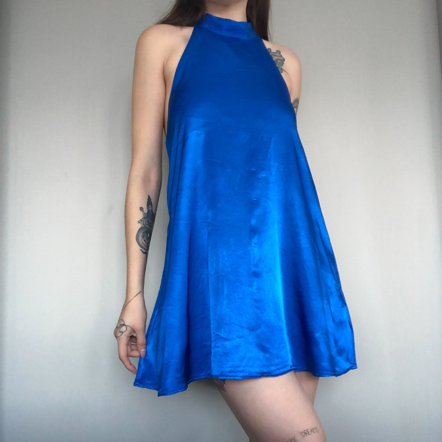 Vestido azul satinado escote