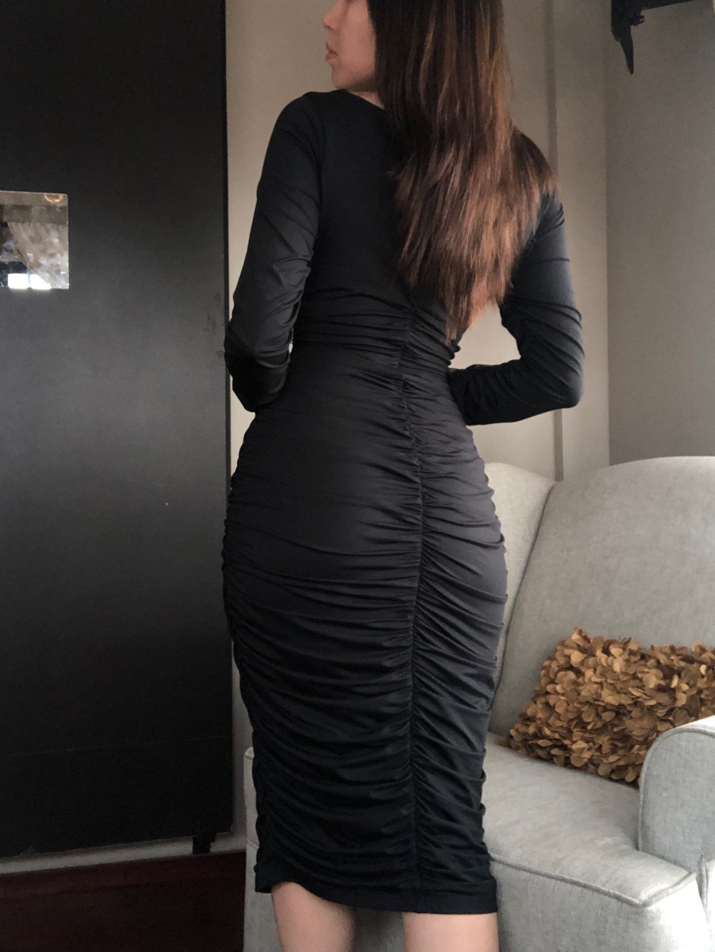 Vestido negro drappeado midi
