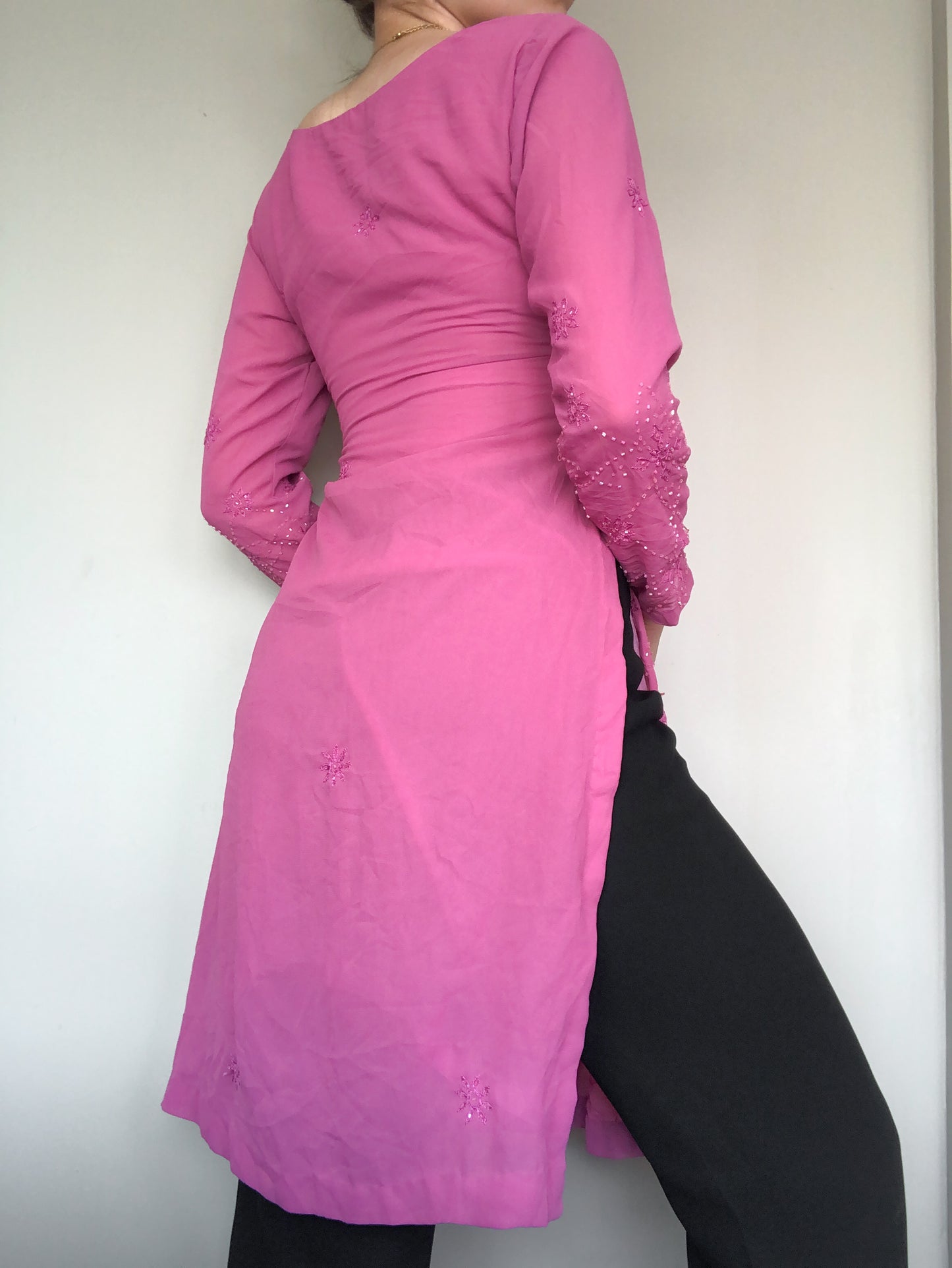 Vestido rosa con canutillo
