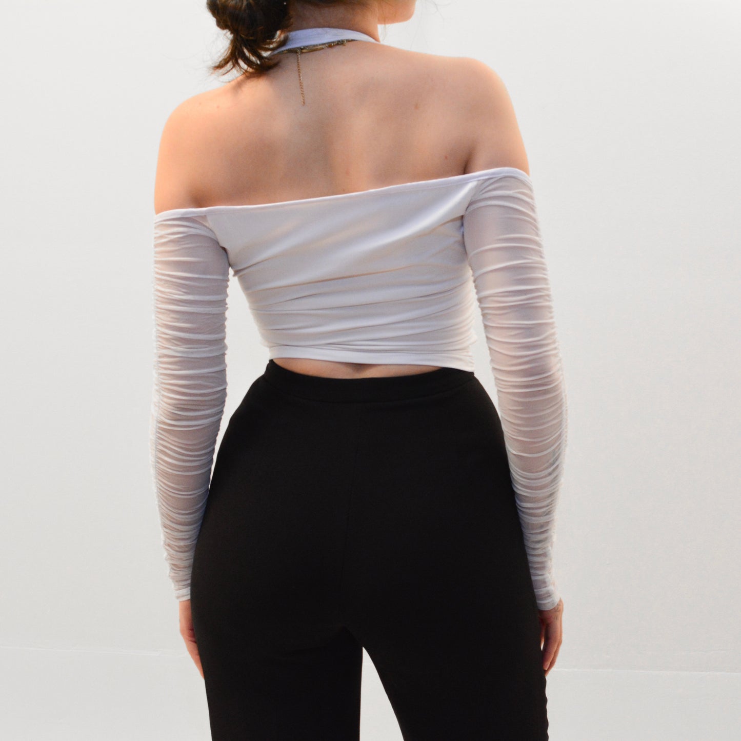 Top blanco con manguitas mesh