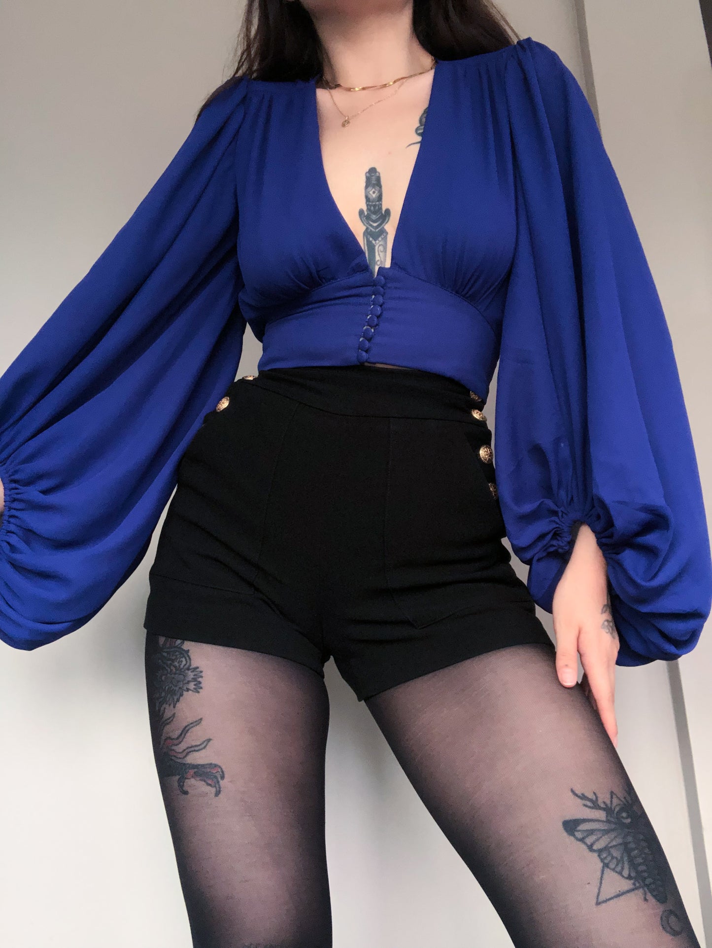 Blusa azul con mangas globo