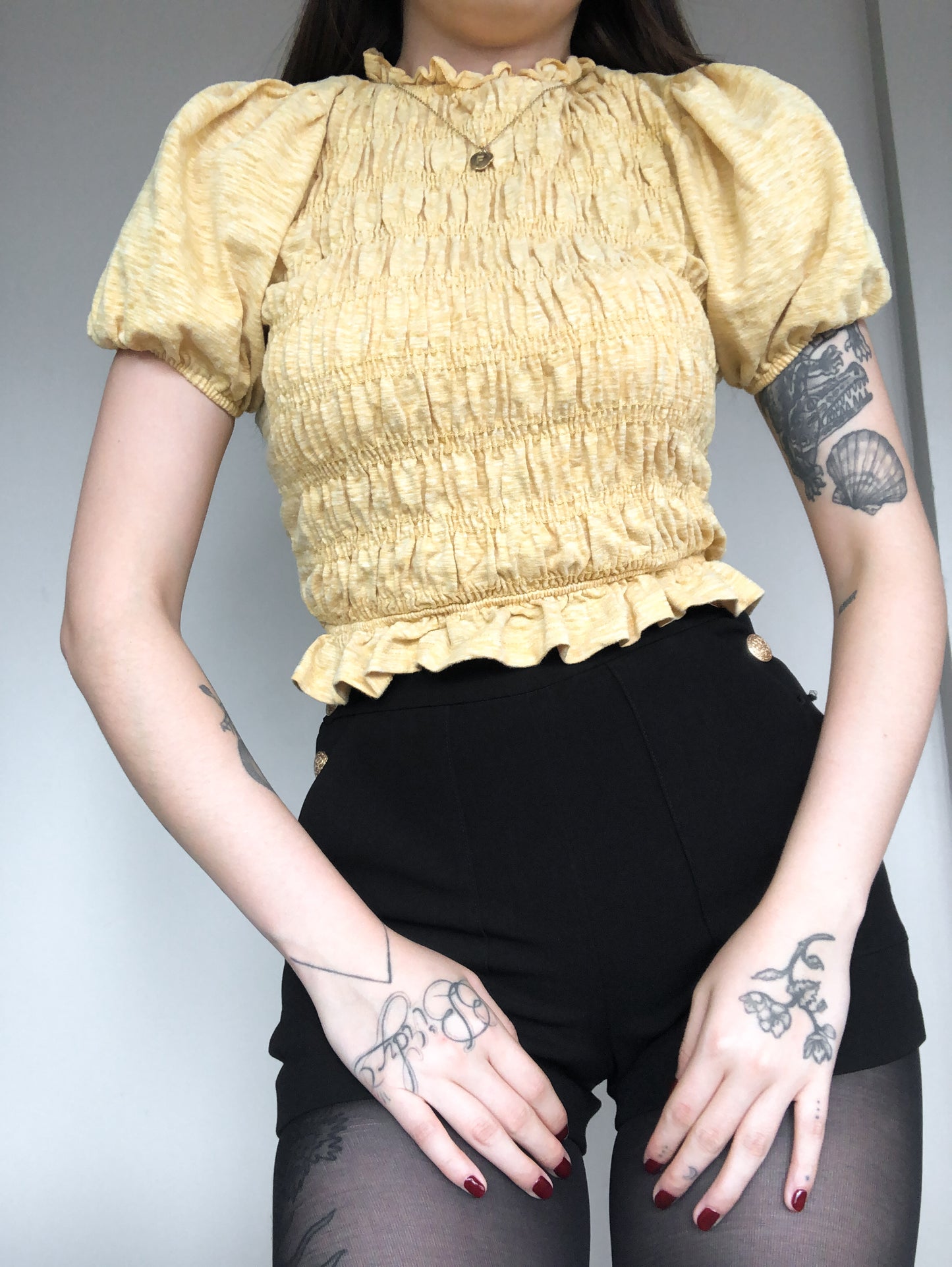 Blusa amarilla fruncida