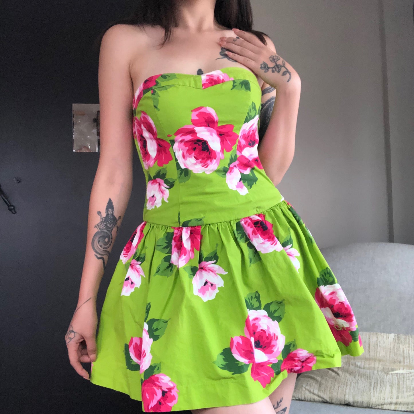 Vestido verde con rosas