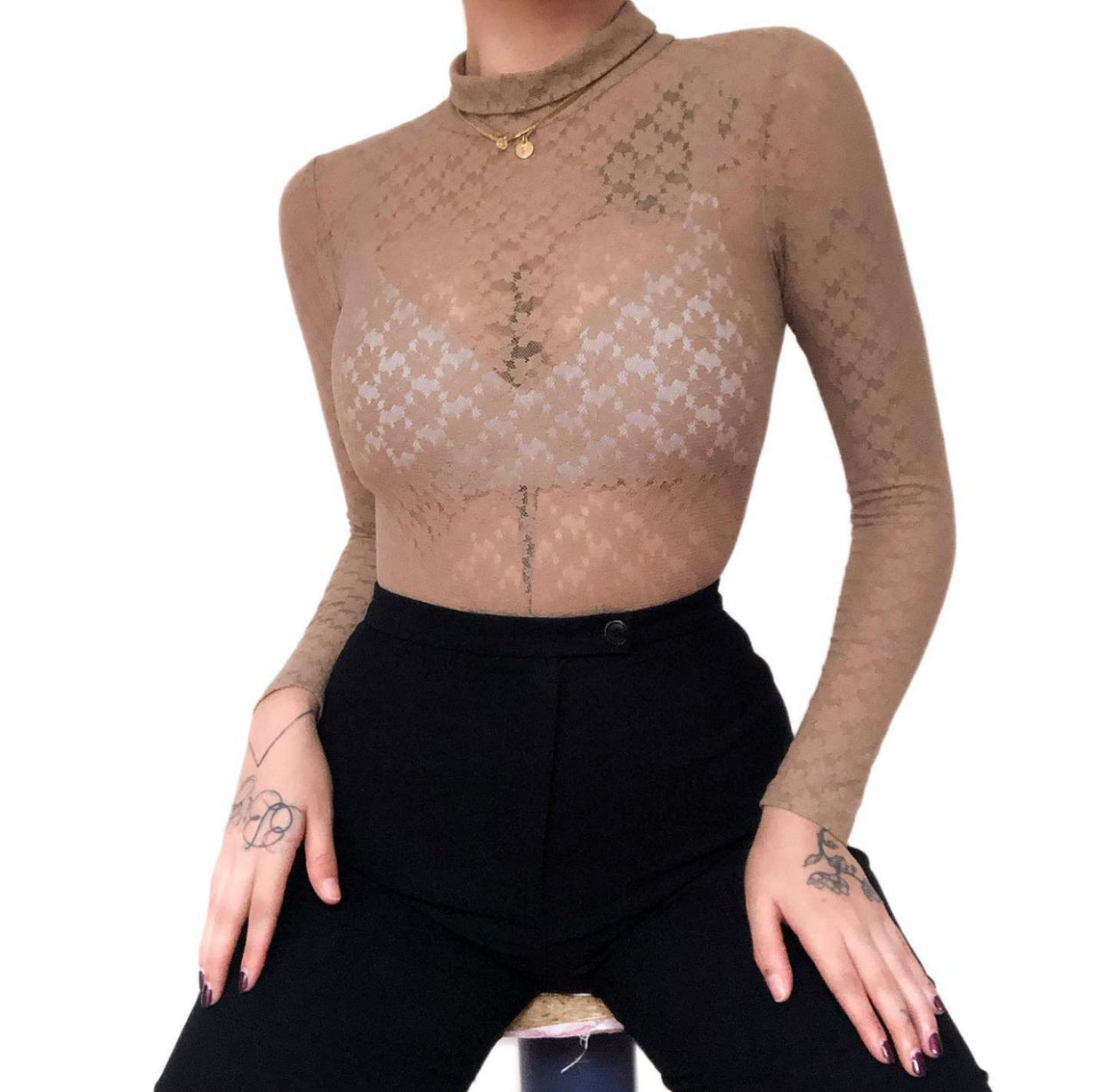 Bodysuit café con flores y transparencias