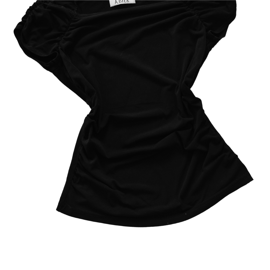 Blusa negra cuello ovalado