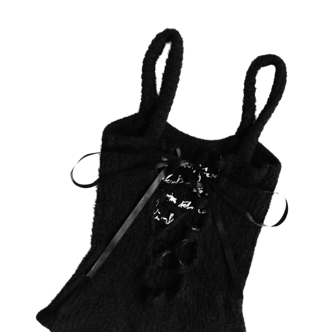 Blusa negra upcycling con frase Alejandra Pizarnik