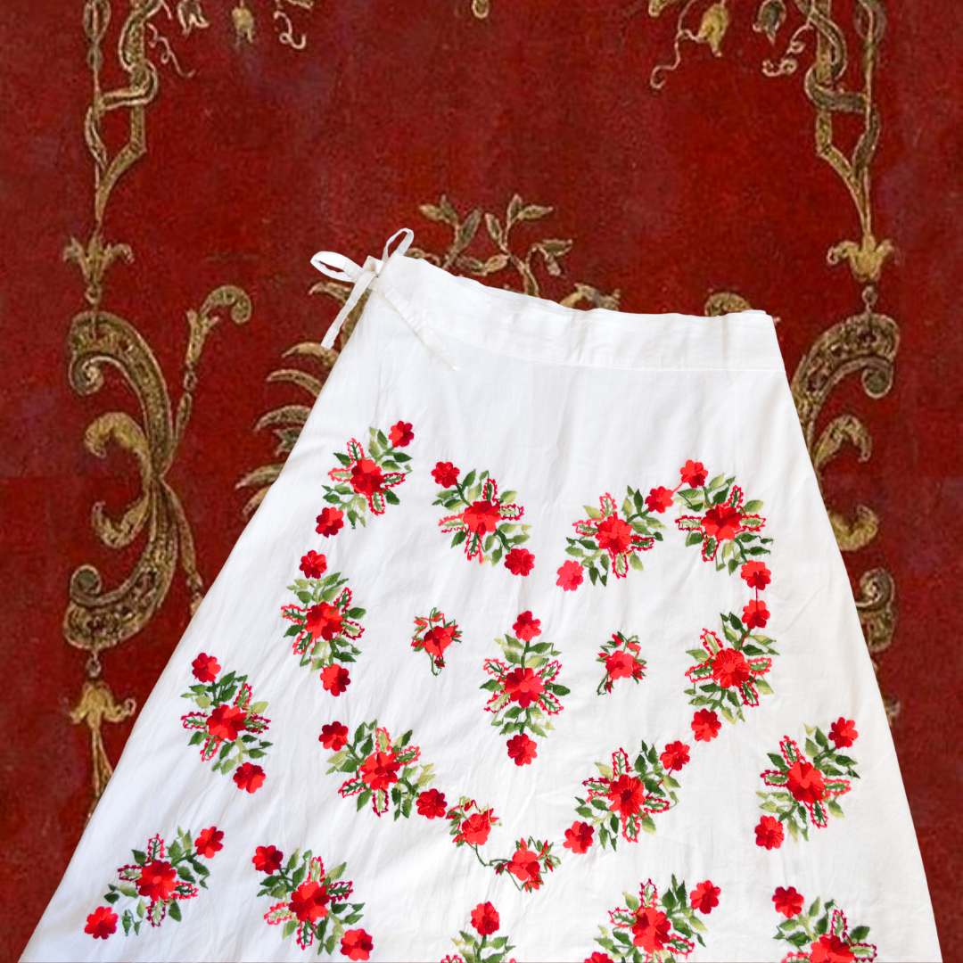 Falda envolvente con bordado floral