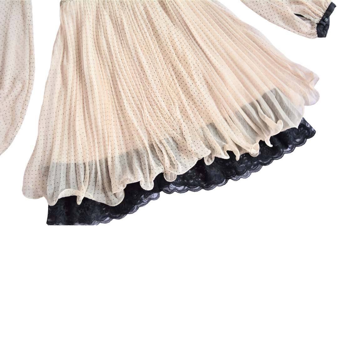 Vestido beige con lunares pequeños