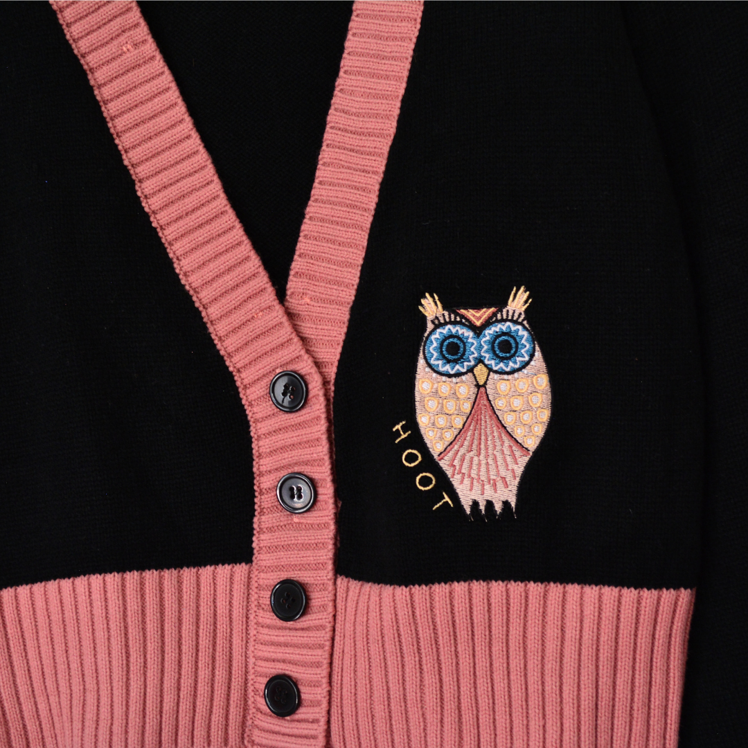 Cardigan con búho bordado
