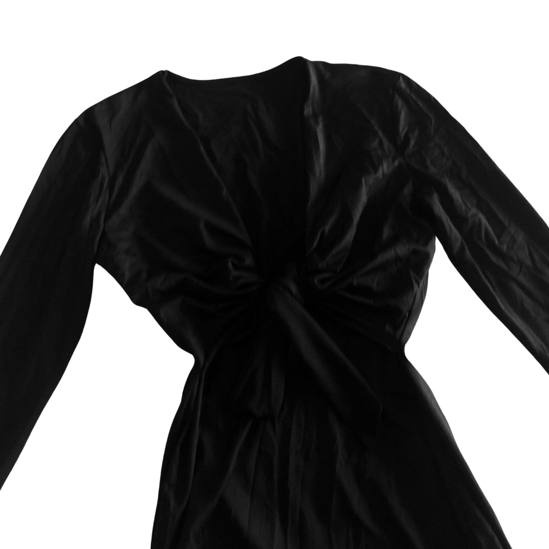Vestido negro con cierre nudo