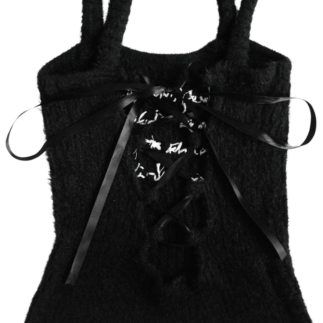Blusa negra upcycling con frase Alejandra Pizarnik
