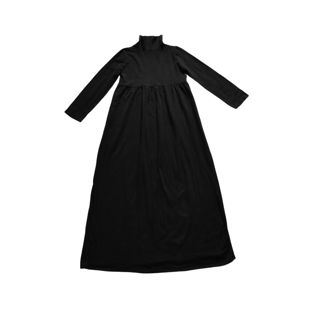 Vestido negro largo con cuello alto