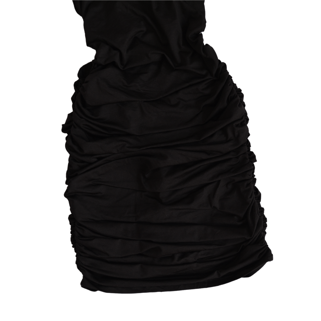 Vestido negro con aberturas cruzadas
